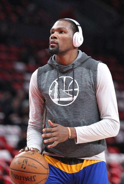 75分钟 ｜🔄｜ 本场首次换人 ⚪⚫ 🟢 若昂·马里奥、奥蓬达登场 🔴 麦肯尼、大卫被换下 #萨索洛vs尤文 [0-3] 来源：尤文官方推特