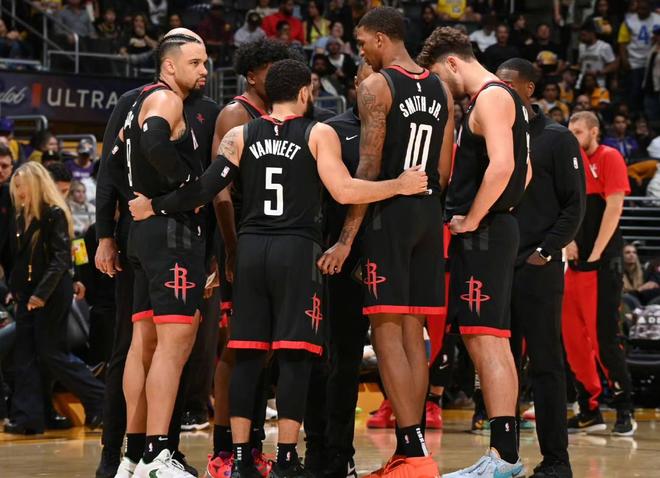 为什么棒球运动员在比赛中需要佩戴护肘和护胫